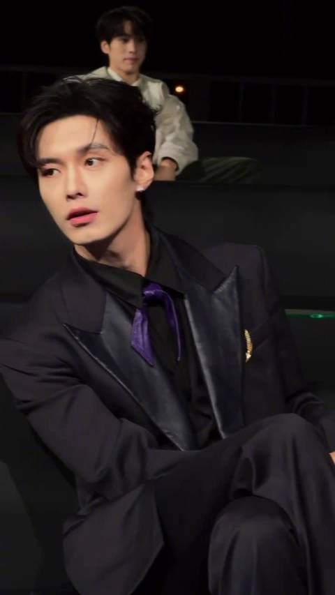 陈哲远王星越何与排排坐，一张帅脸旁边还是帅脸