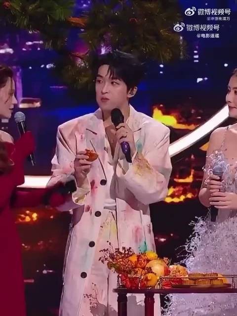 哈哈哈哈,黄子弘凡又在哪演小品呢