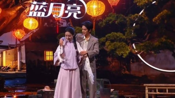 淑柔披上木生布料，中秋团圆温暖瞬间