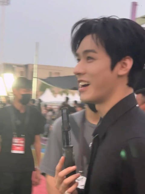 龚俊:哪里来的王子?穿的跟王子一样! 曾舜晞舞台造型很不错