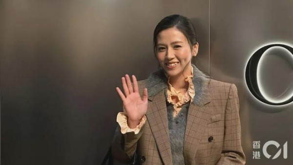 香港女星被曝买房准备结婚,与TVB视帝恋爱多年,本人亲自回应