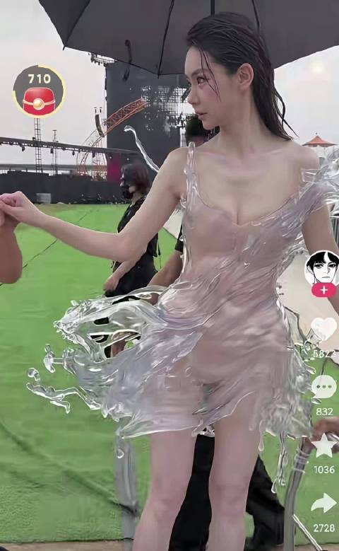 戚薇身穿大胆礼服,皮肤白皙身材抢眼