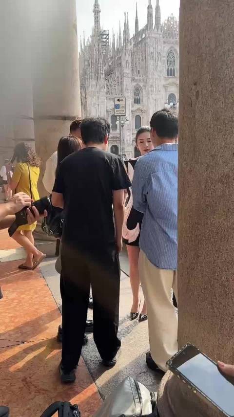 网友米兰偶遇黄奕,黑裙盘发优雅气场足