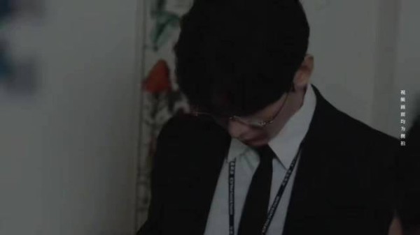 成毅眼镜一戴气质全变,凌厉劲儿判若两人