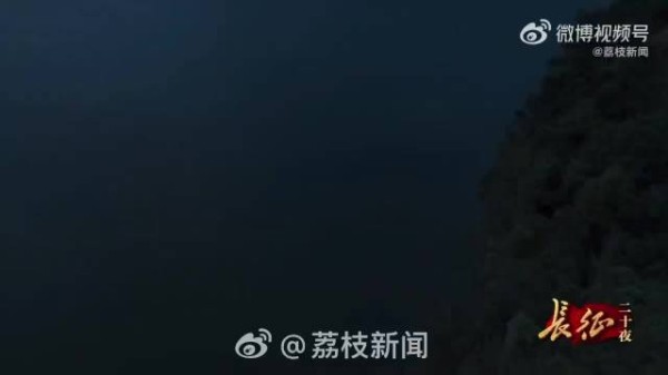 船体上的裂痕是时间的勋章，比完美复刻的模型更接近历史的呼吸