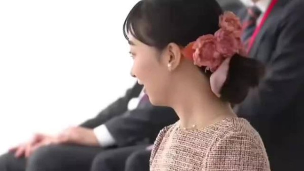 日本公主镜头前后笑容切换如程序，标准表情下难见真心