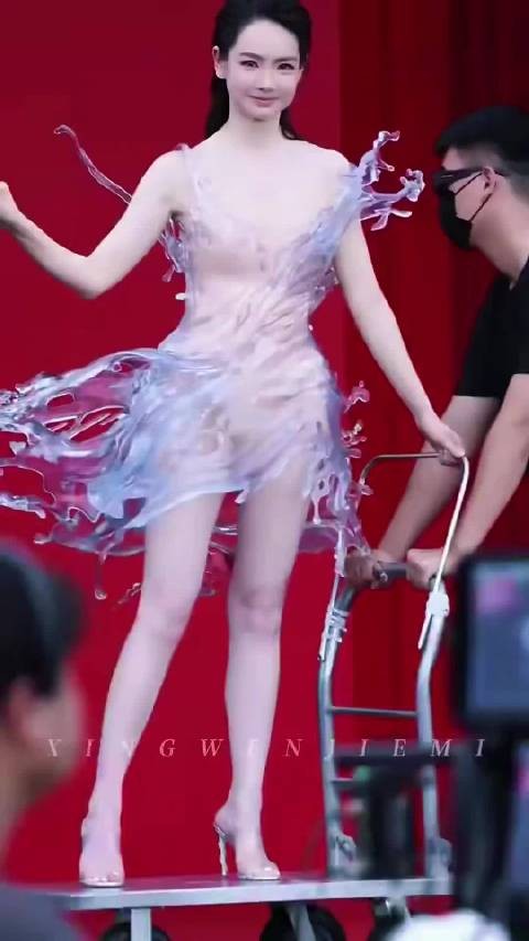 戚薇穿3D打印水浪礼服被推上红毯