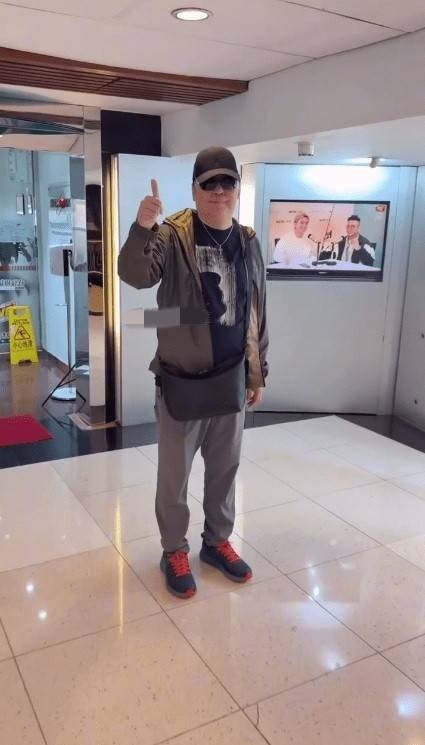 香港四大癫王之一街头被偶遇，身形明显发福，面对镜头主动挥手