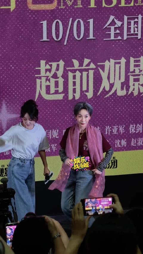 叶童披丝巾走秀太有范了 T台女王电影活色生香