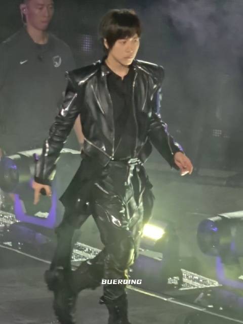 走出六亲不认的男团步， 天啊陈信宏你现在帅得好可怕