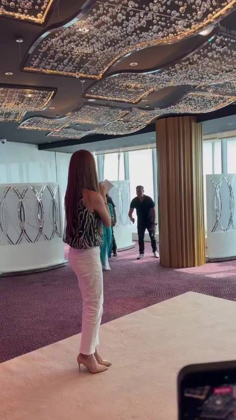 卡戴珊打招呼好有亲切感，像远在美国的姑婆二姑妈 姑妈回来探望我