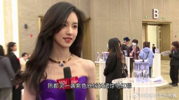 陈都灵红毯造型争议背后:紫色与个人特质的完美碰撞