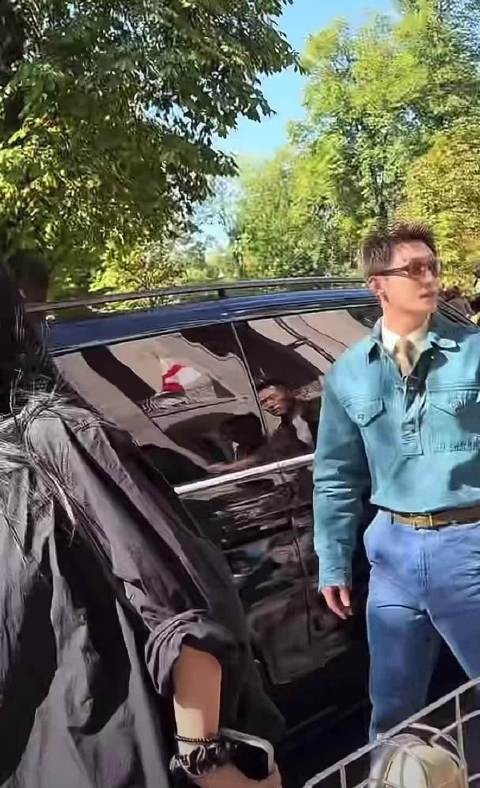 米兰现场男粉超大声表白黄景瑜,黄景瑜温柔挥手