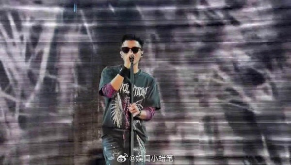 谢霆锋重庆站演唱会舞台状态惊艳众人，简约摇滚穿搭尽显野性魅力
