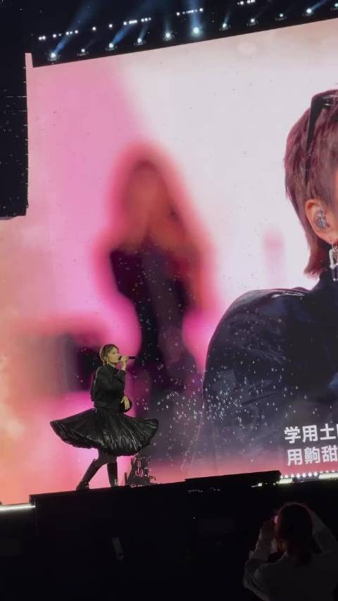 李宇春亮面黑裙蓬松感十足，舞台自带高光