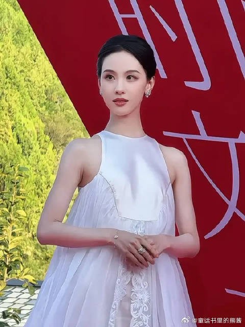 陈都灵红毯优雅瞬间