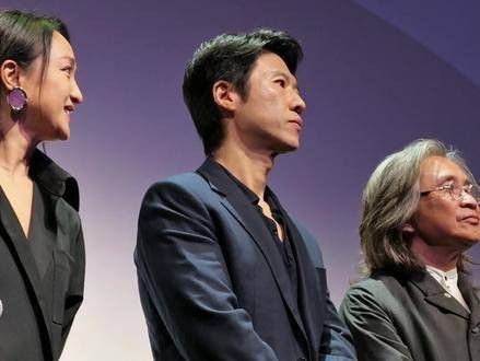 王骁用English回应主持人的发问,这口语实力真惊艳!