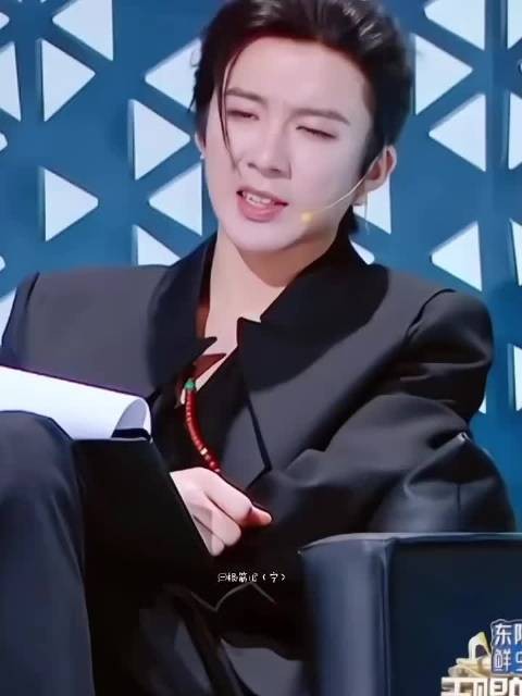 帅气的宁宁 不一样的造型 丸子头太可爱了