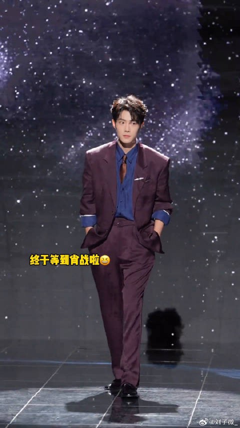 战战生图状态也太好了！笑容也超级温暖治愈～帅