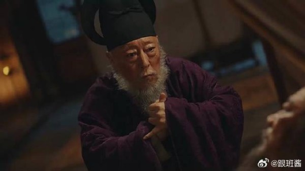大王奄奄一息，让养子继承，令公劝他收回成命