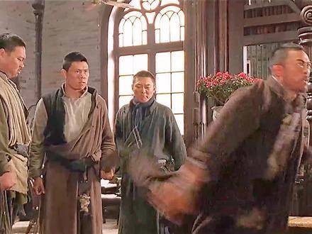 甄子丹化身叶问，以筋骨为笔、气韵为墨，挥洒出咏春宗师的魂与脊梁