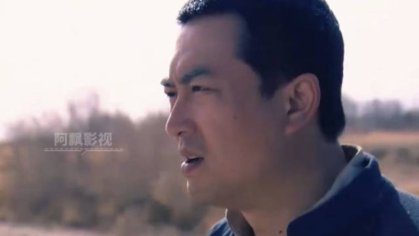 为卖掉自家砂锅 男人接连摔锅打动牧民！