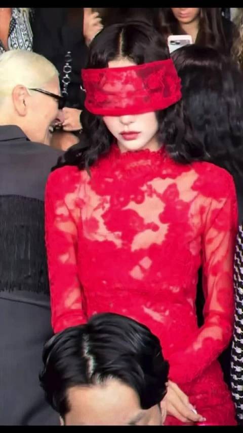 米兰时装周腻腻红蕾丝造型展现神秘故事感