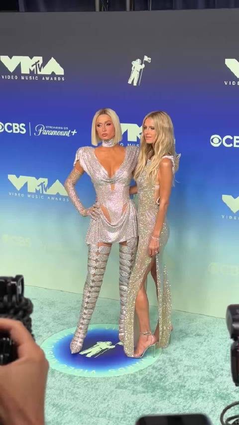 名媛姐妹花Paris 和 Nicky Hilton出席VMA颁奖礼