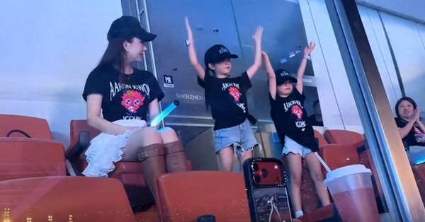 郭富城两女罕见正面曝光!深圳演唱会隔空斗舞,复制爸爸招牌动作