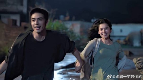 暴雨中泥泞的废墟,牵手狂奔的两人,并肩熬过荒芜