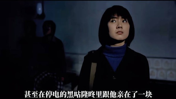 少女在偏远的异乡慢慢长大，对懵懂的爱意心生向往，平淡枯燥的生活里…