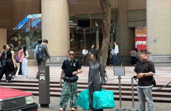 香港知名男星丧妻10个月近况曝光，曾暴瘦惹担忧，如今明显恢复