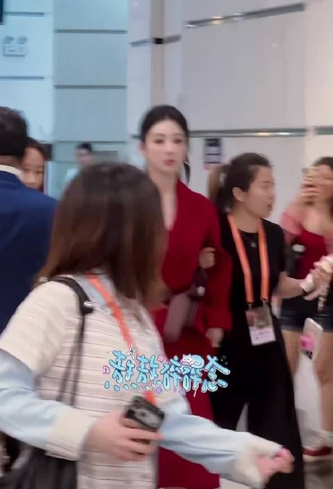 杨紫出席金鹰奖提名表彰,一身红衣气场全开啊