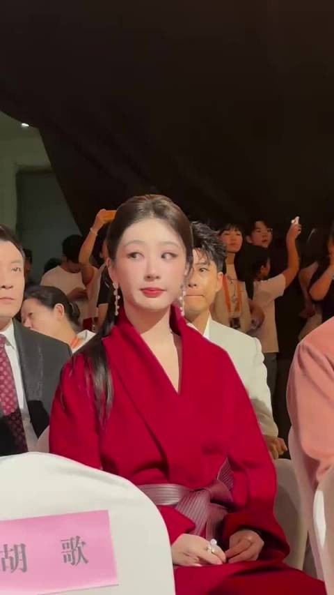杨紫满眼红血丝，时装周后立即工作