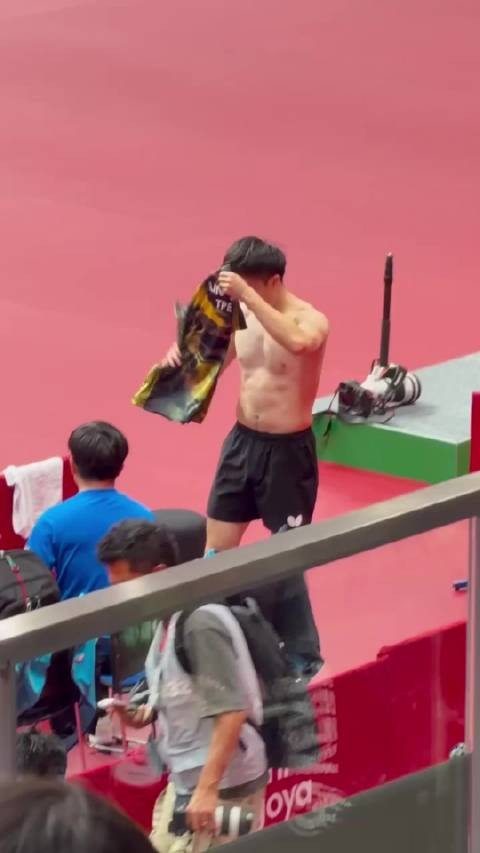 原来林昀儒也是腹肌的呦 小林子,你真不把我们当外人哈哈哈哈