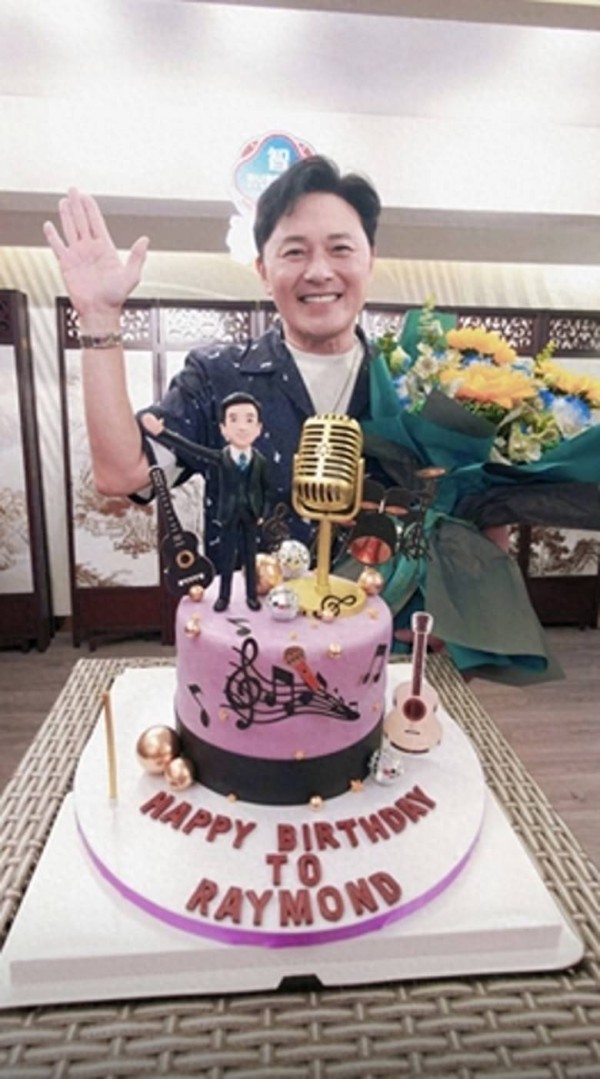 香港知名男星18岁儿子罕见露面！帅气留长曲发，网友集体喊出道