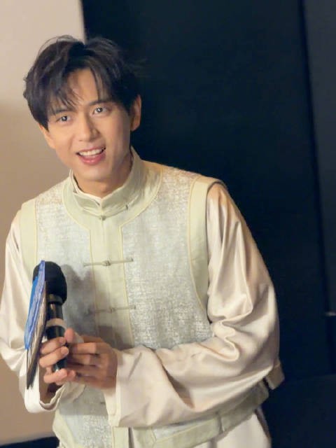 李现戏服出席《我不是大师》微博追剧团，沉浸式剧宣营业我爱了！我不是大师
