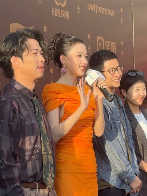 孙怡橙色长裙亮相平遥影展红毯，随《爱情笑话》剧组分享感受