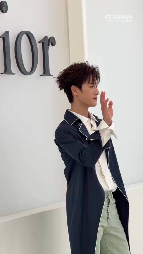 李昀锐巴黎时装周迪奥大秀直拍，好松弛的有时尚感的帅哥啊！