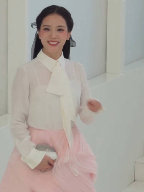 亮相Dior的代表人物Jisoo 今天这身过于温柔，有种韩式美人的温婉气质