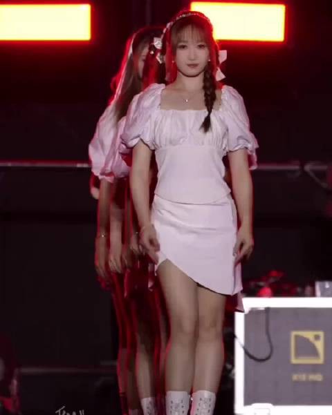 伴舞全是美女，但是王心凌一出场才是明星 ！