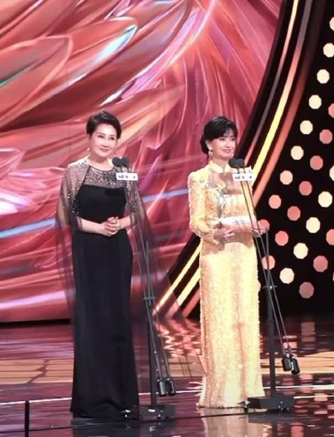 宋佳获金鹰奖最佳女主角，热泪盈眶与杨紫闫妮拥抱