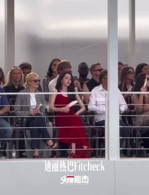 迪丽热巴亮相巴黎时装周Dior大秀，明艳气场十足