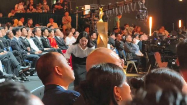哈哈这个杨紫偷感好重,好像原地跑啊 !