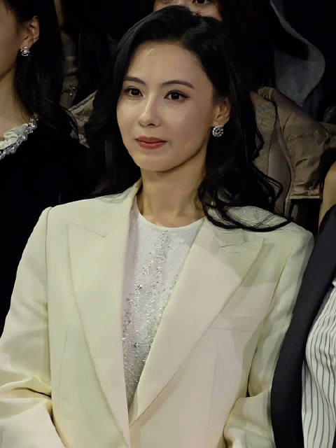 张柏芝46岁还是那么美，28年前18岁演喜剧之王成星女郎