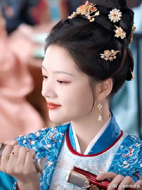 世界教她安分，她教世界闭嘴，爽到头皮发麻
