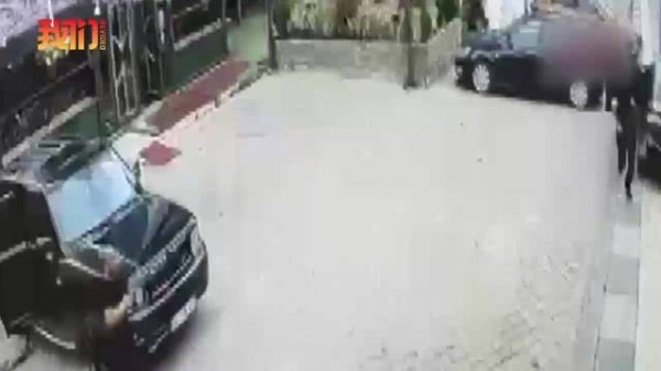 土耳其健身房前一人拿枪向3人开枪