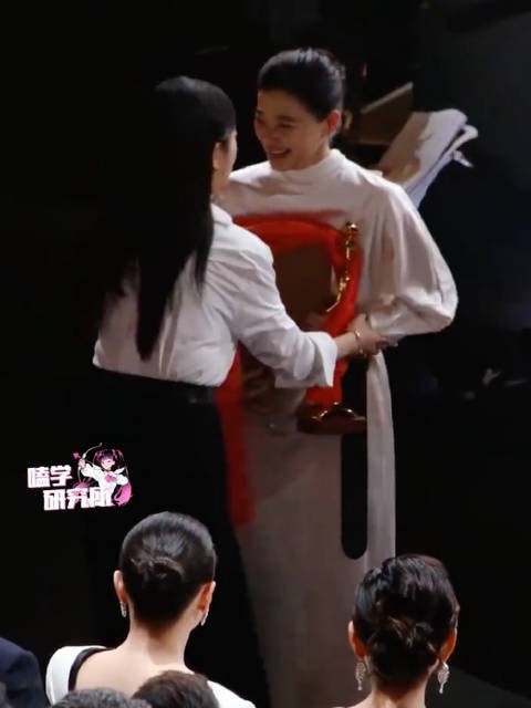 杨紫很开心妈妈拿奖杨紫第一时间迎接拥抱梅婷