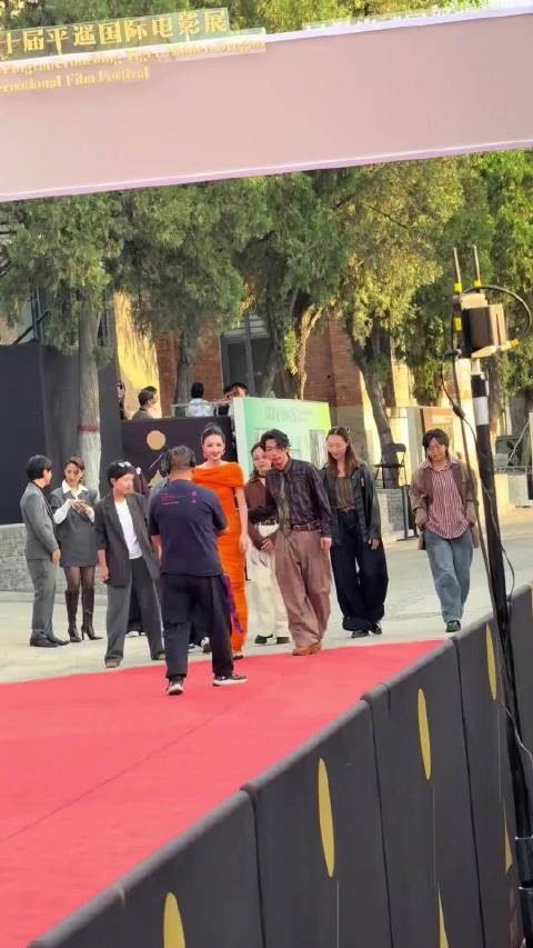 不愧是女明星,本人白到发光,好瘦好美!