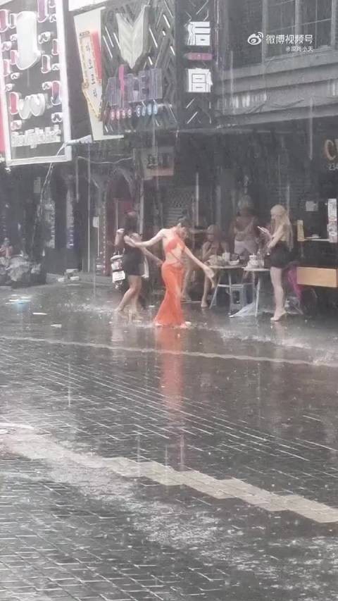泰国暴雨致曼谷被淹，服务业人员雨中跳舞